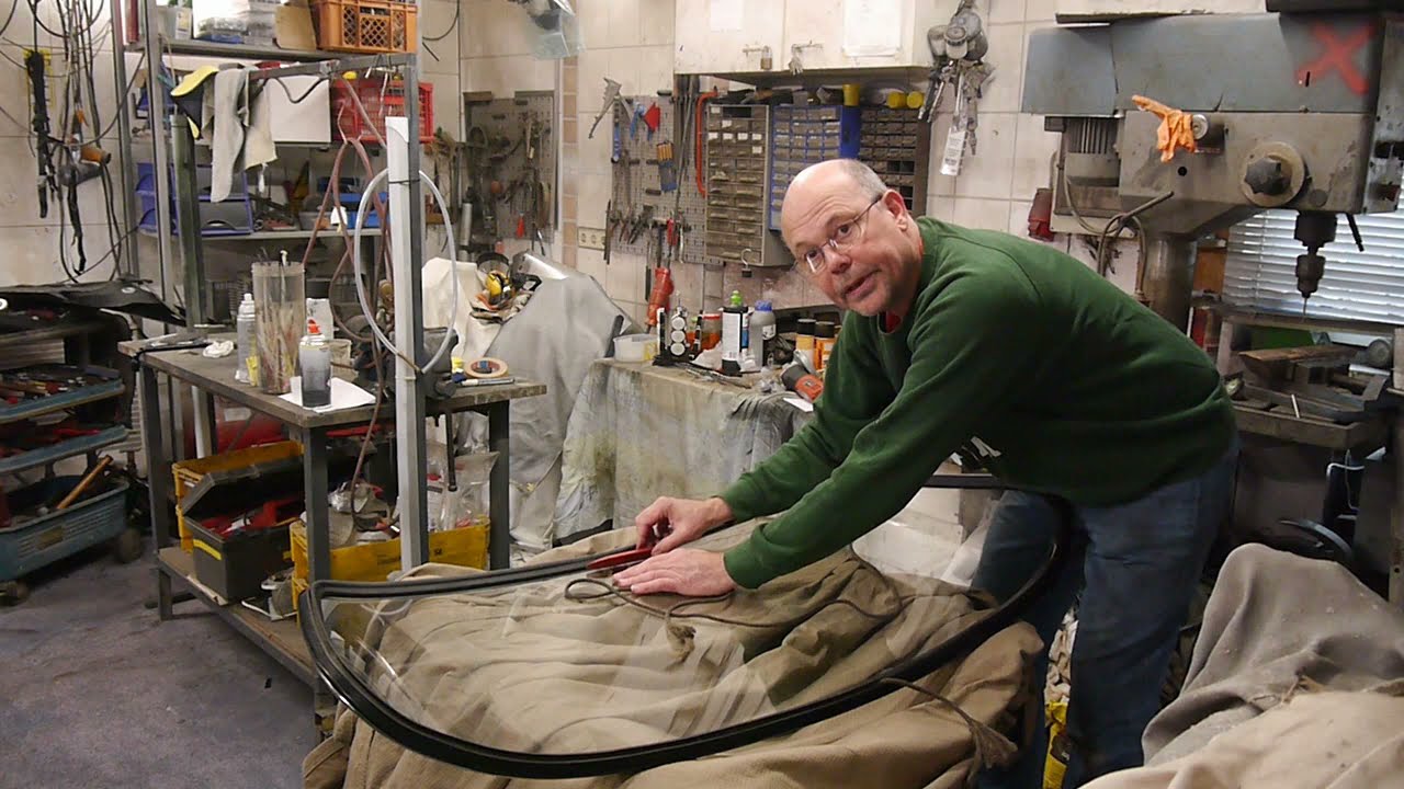 Porsche 60 . Frontscheibe ersetzen mit Frauchen. Replacing windscreen with my wife