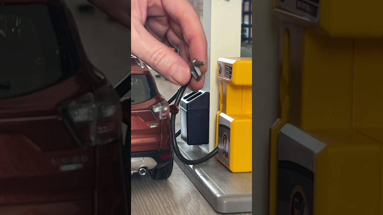 1:18 Scale Model Ford Kuga in Gasstation  #diorama #miniaturecars #diecastmodels #toys  #modelcars