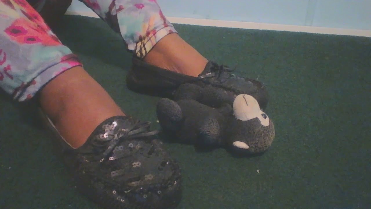 GIANTESS: TAKES OFF HER SHOES AND BAREFOOT CRUSHES YOU...