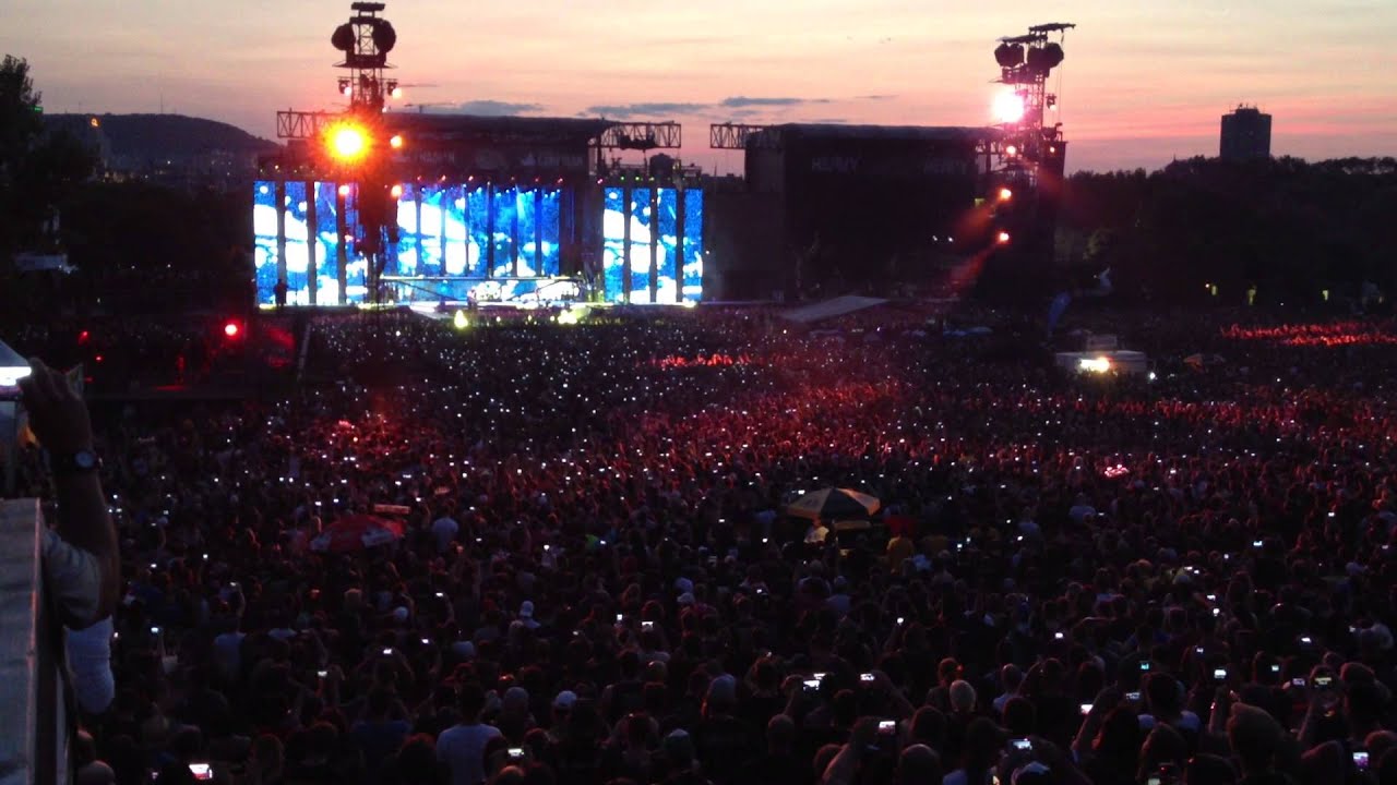 Heavy Montreal 2014 Metallica intro-blackened.