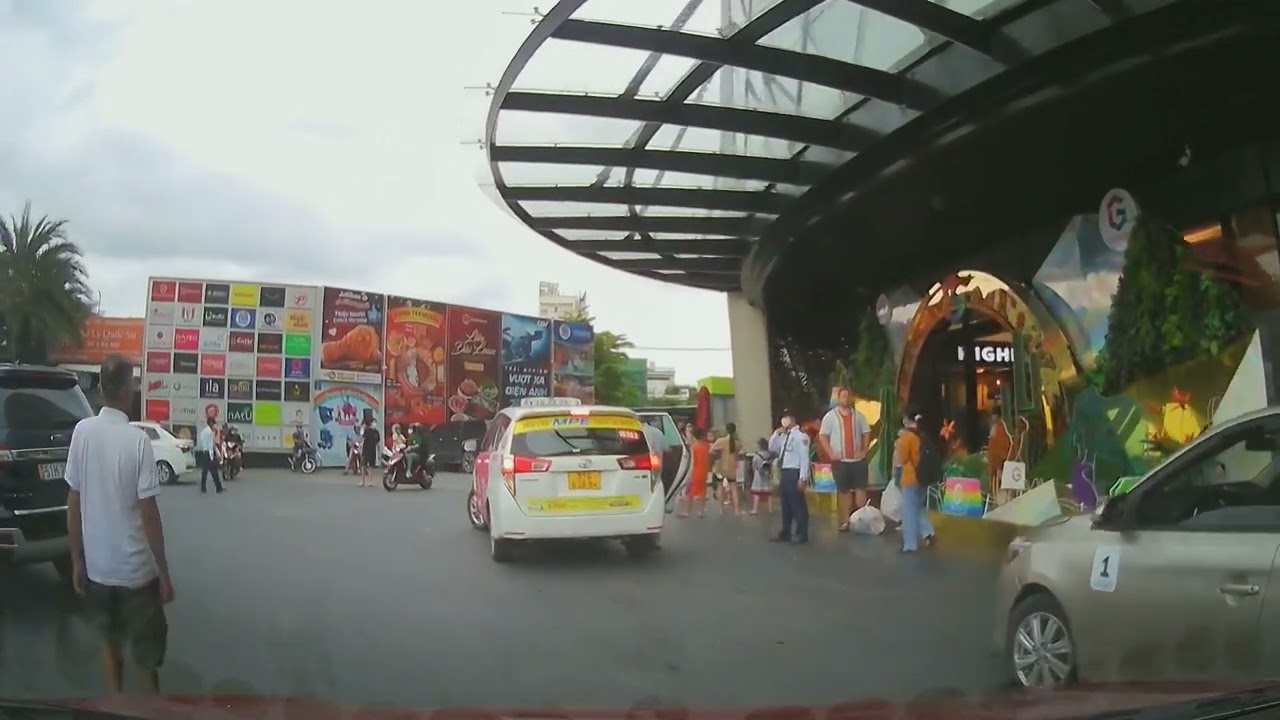 Bãi xe phụ ở Gigamall Phạm Văn Đồng đi từ cầu Bình Triệu #theminh1024
