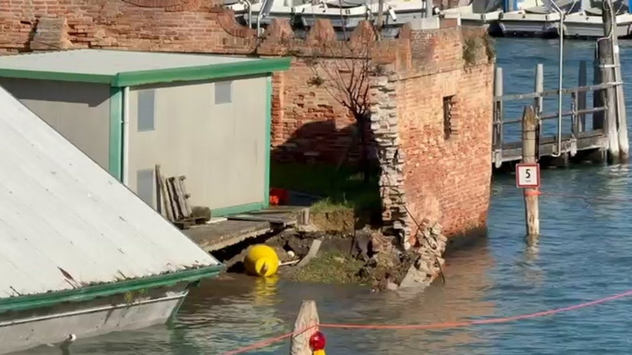 Canale della Scomenzera, dopo il muro crolla in acqua il prefabbricato della polizia