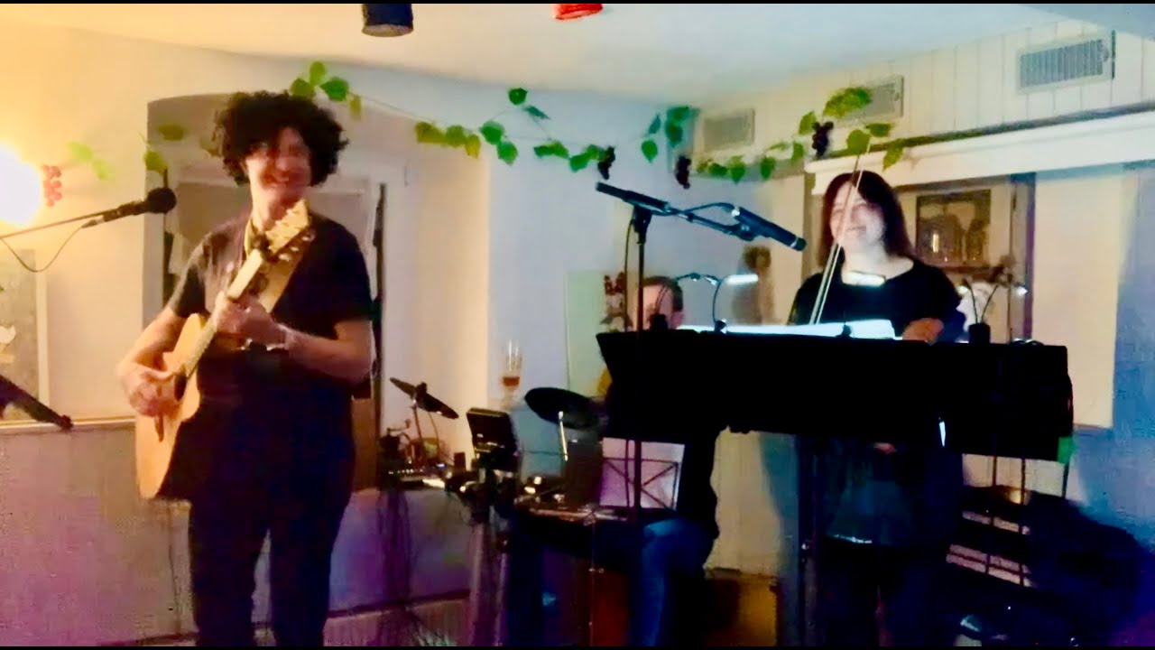 Sway - ¿Quién será? Bolero-Mambo swingend gesungen und gespielt mit Violine, Gitarre und Schlagzeug.