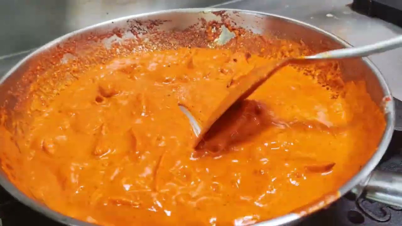 Butter chicken with garlic nan try kijyega best recipe and comment like share suscuribe my channel 🙏