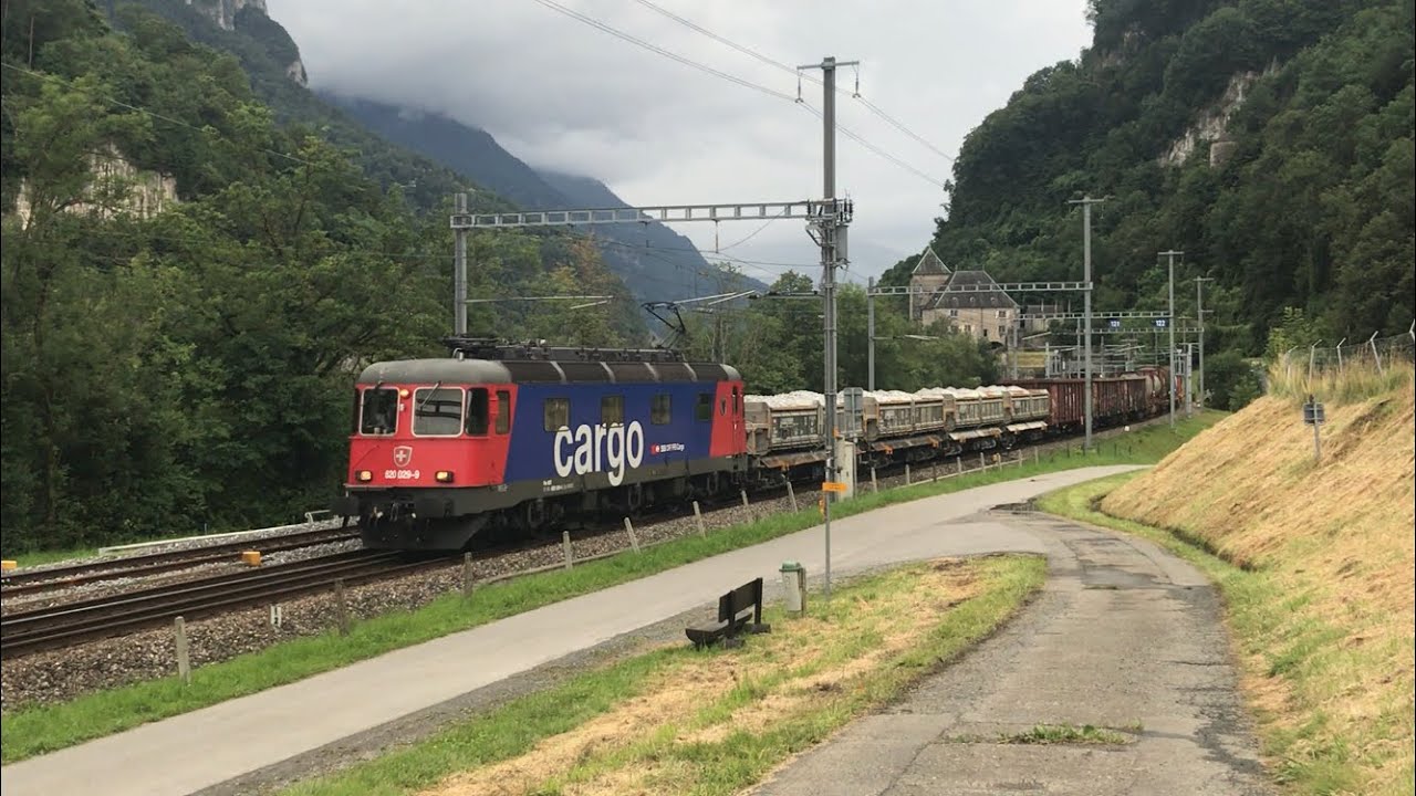 Re 6/6 SBB CFF FFS Cargo avec un long train de fret qui vient de quitter la gare de Saint-Maurice
