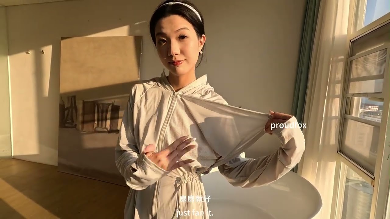 可爱活泼的juju展示我们proudfox独家设计的夏季防晒衣