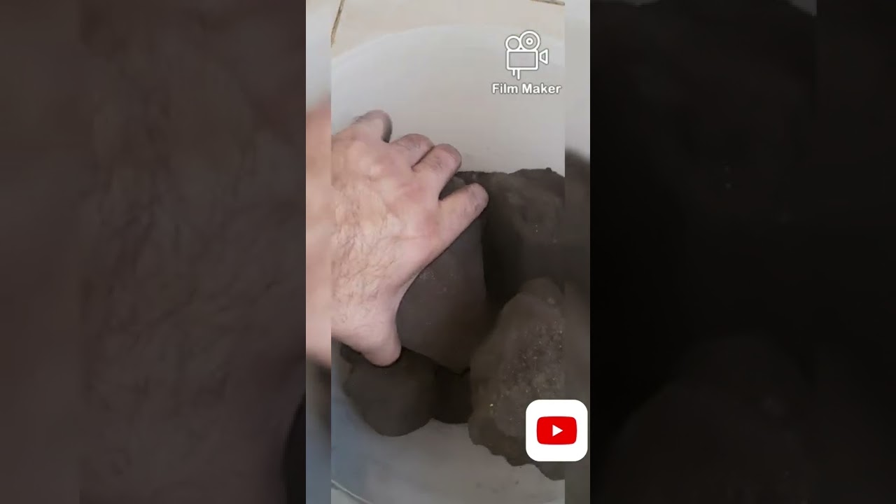 تبر الذهب تربة سوداء