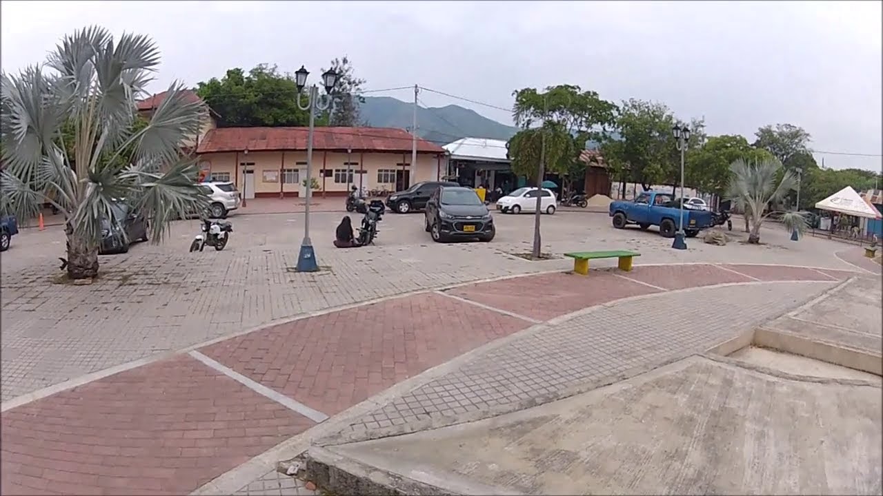 9 Nariño - Cundinamarca, parque principal. Tour en moto por Colombia.
