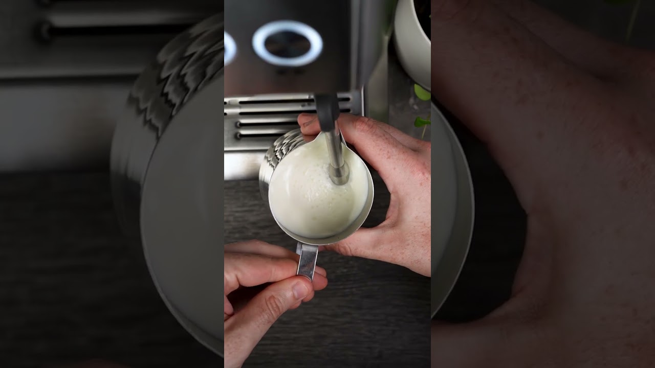 Как вспенить молоко (без разрезов) #бариста #кофе #золотисто-коричневыйкофе #вспенивание #молоко ...