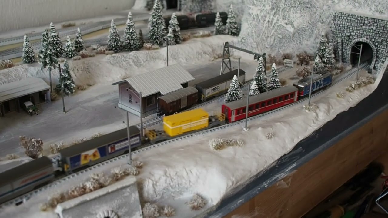 Lys Modellbahn - Gleise eingeschneit und Vintage Zug