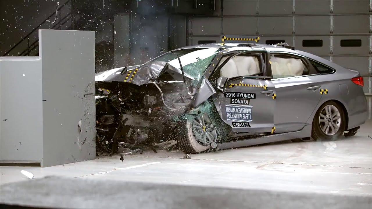 2016 Hyundai Sonata driver-side small overlap IIHS crash test