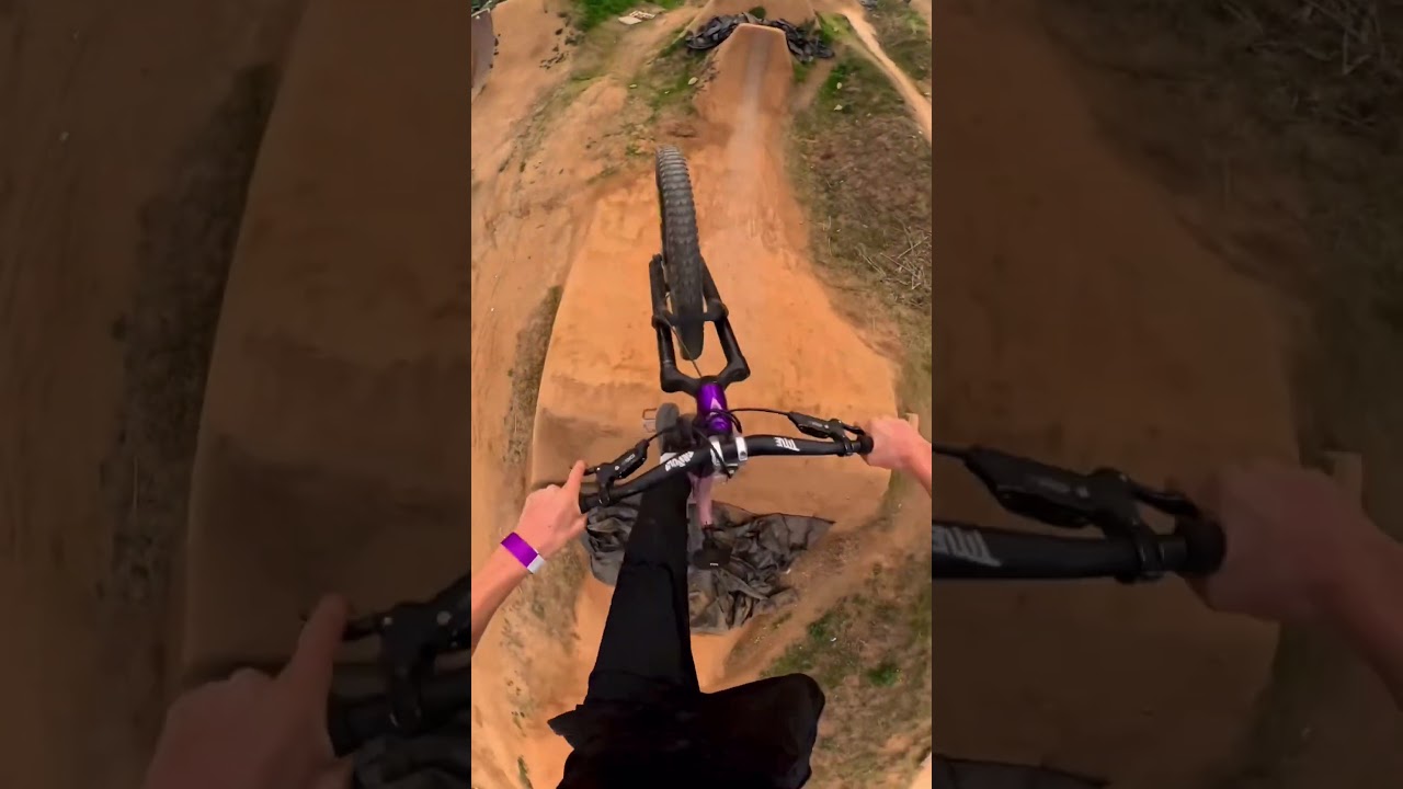 POV: Dirtjump HEAVEN in La Poma #looseriders #lapoma #dirtjumps #freeride #tailwhip #nofootcan