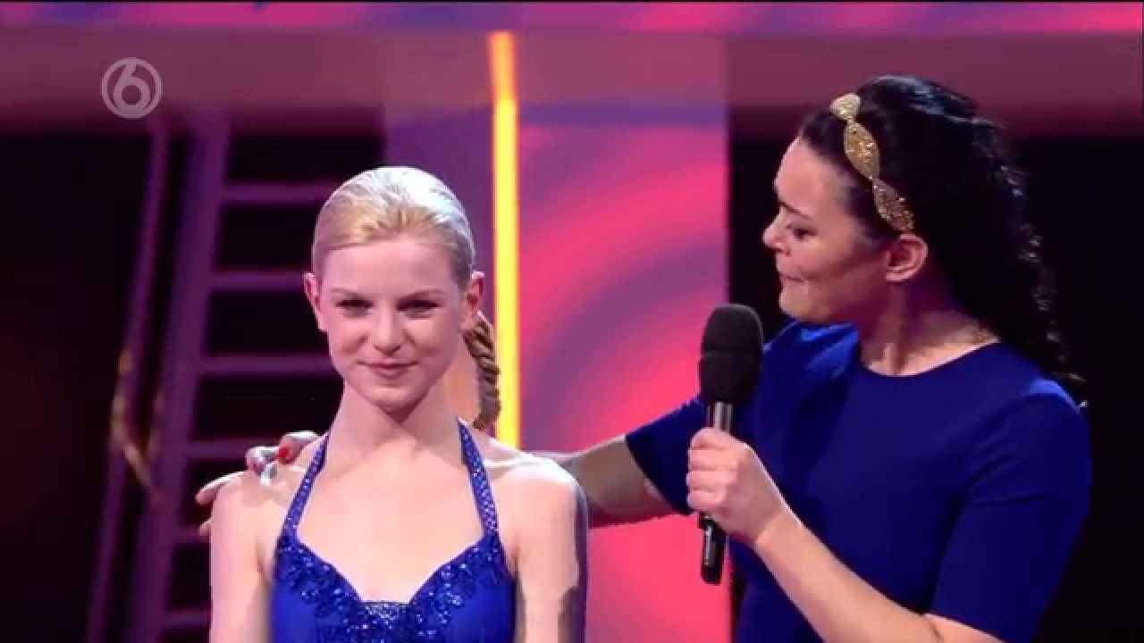Femke springt van de vijf meter duikplank | Show 1 | Sterren Springen