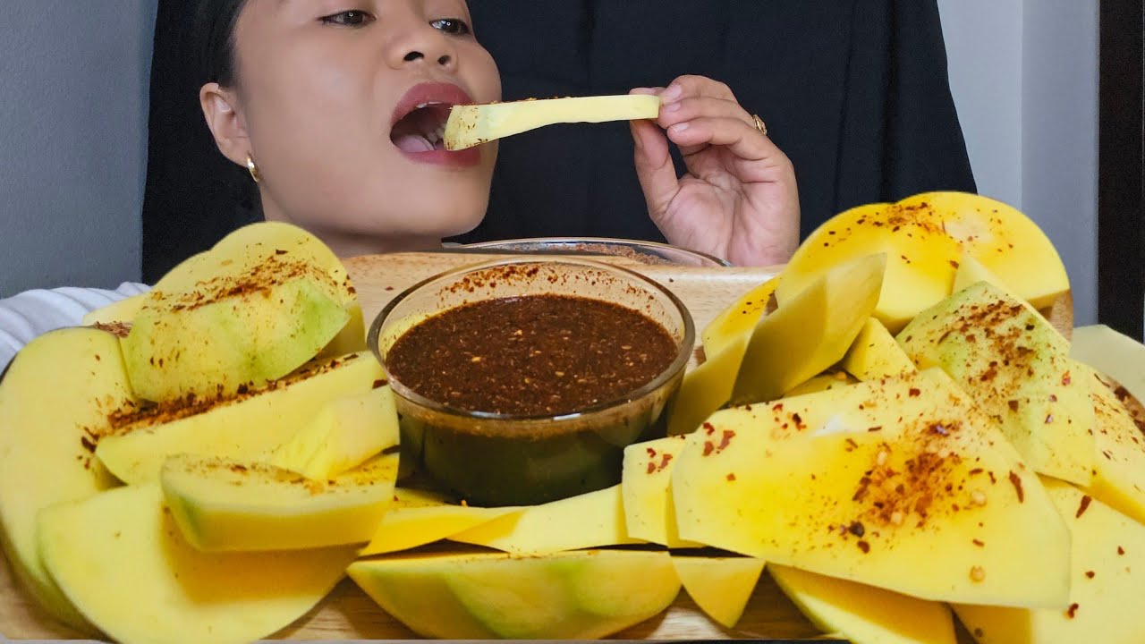 SPICY SOUR GREEN MANGO WITH SPICY SAUCE MUKBANG