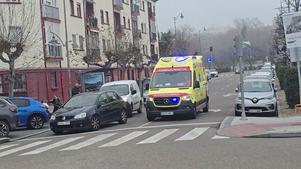 Ambulancia SVB del SACYL en urgencia de camino al HCUV