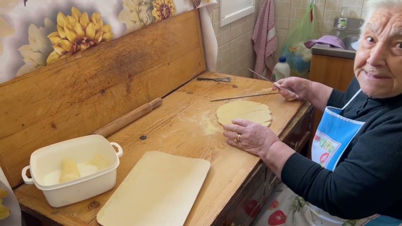Maccheroncini con sugo di pomodoro e ricotta dura (Ferrandina)