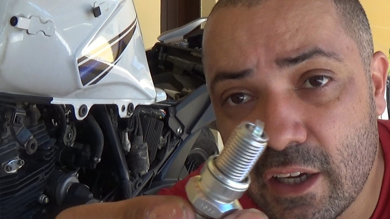 Substituição da Vela de Ignição Yamaha Fazer 250 - Revisão 15.000km  Parte 1