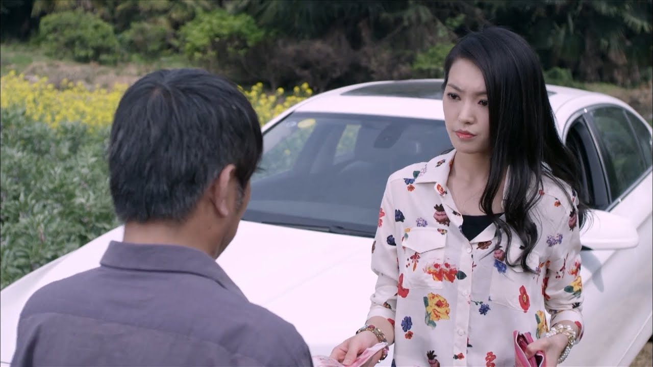 拜金女狗眼看人低，羞辱不起眼的農民，不料下一秒她就後悔至極！