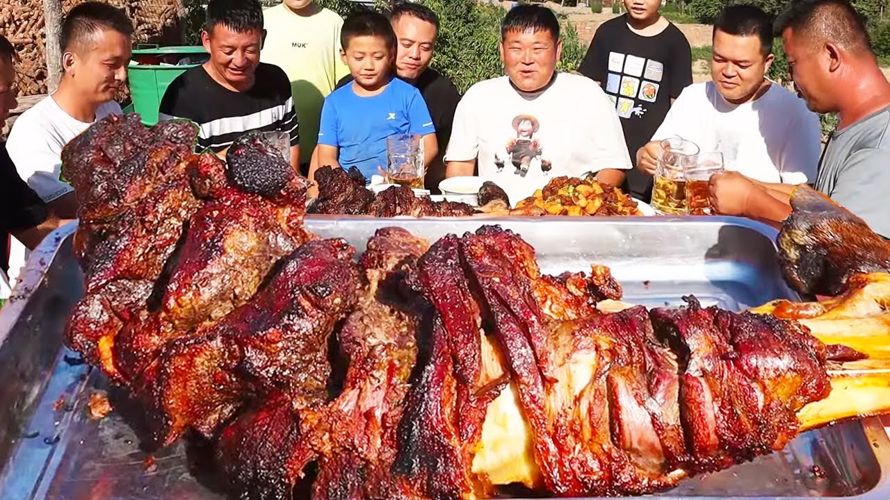 農村兄弟用70斤大驢腿招待好友，一腿倆吃，現場一片歡笑【黄土兄弟】