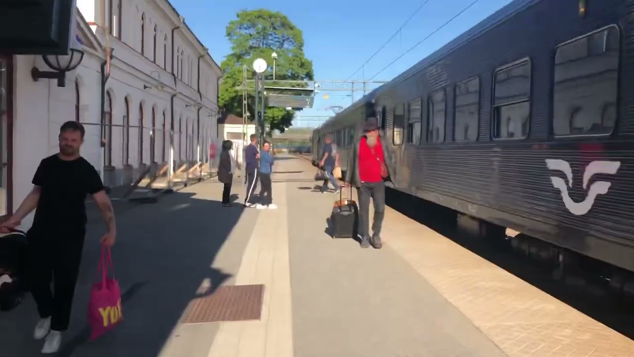 Rc6 Lokt&aring;g 1375 som drar SJ InterCity t&aring;g 642 ankommer till Katrineholm. Filmat med @mr_cxspotter2651