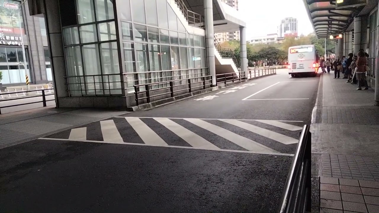 本人拍攝593部電動公車/本頻道2023部指南客運847電動公車新2025年出廠金龍電動公車板橋經浮洲橋/台鐵南樹林站往樹林115/1/20板橋公車站第四月台進出站