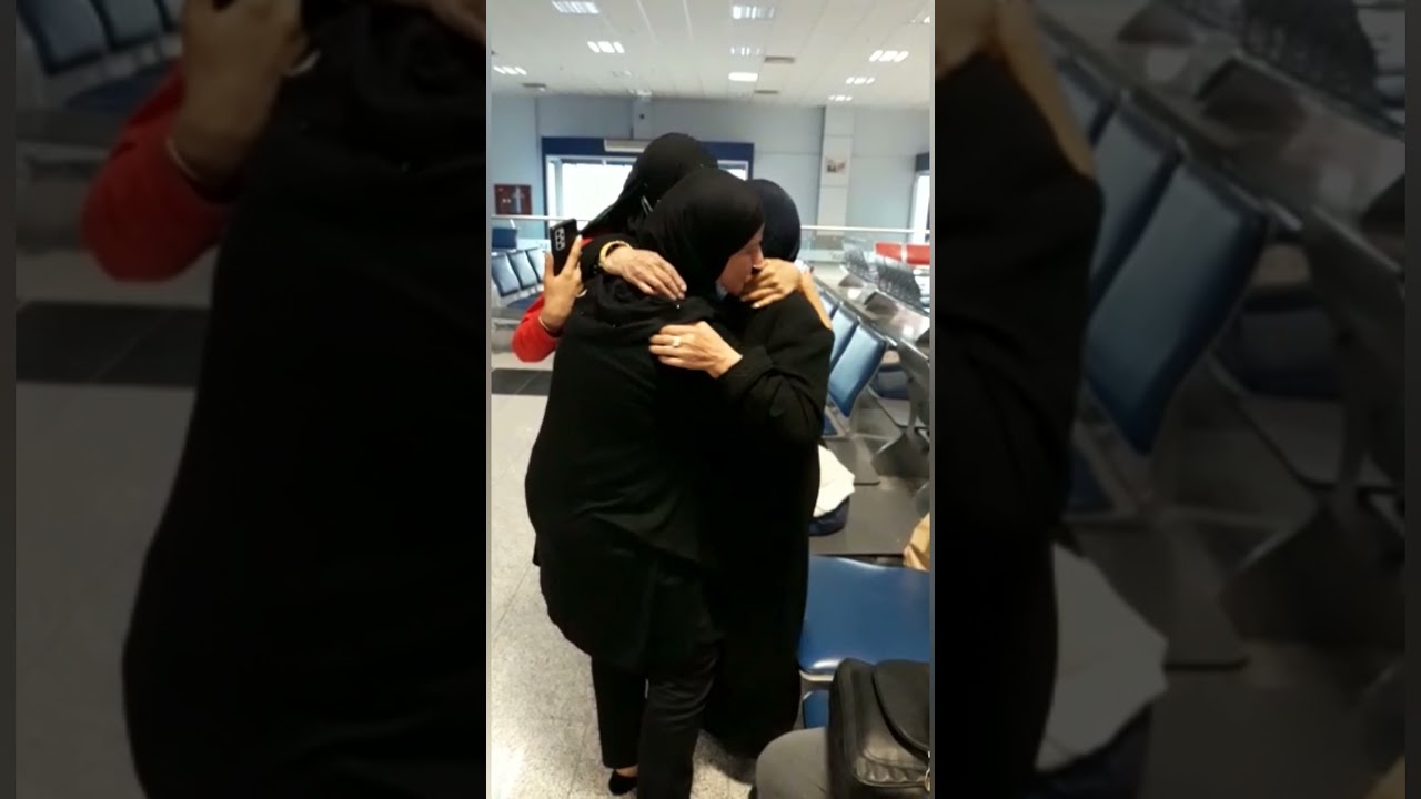 لقاء بعد غربة 11سنة 😭🥺(امي يا امي)
