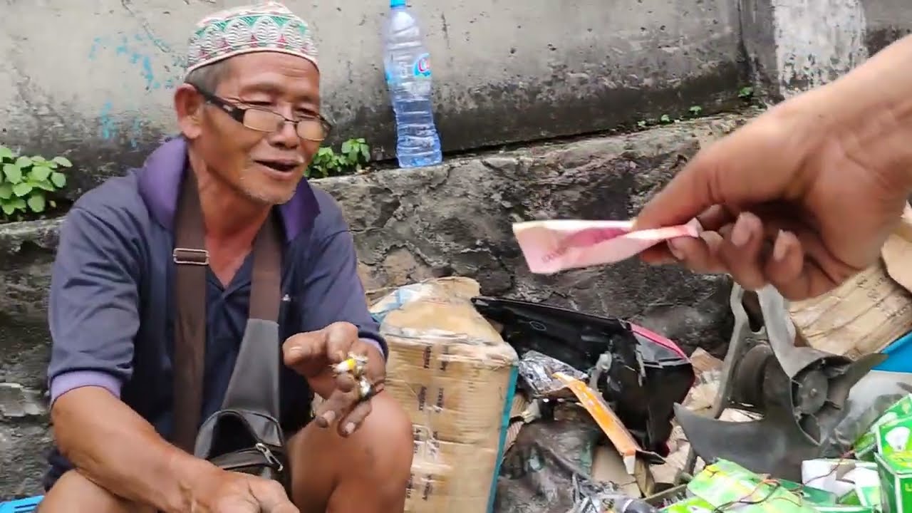 Pasar Loak Dupak Rukun, Rame dan Murah.