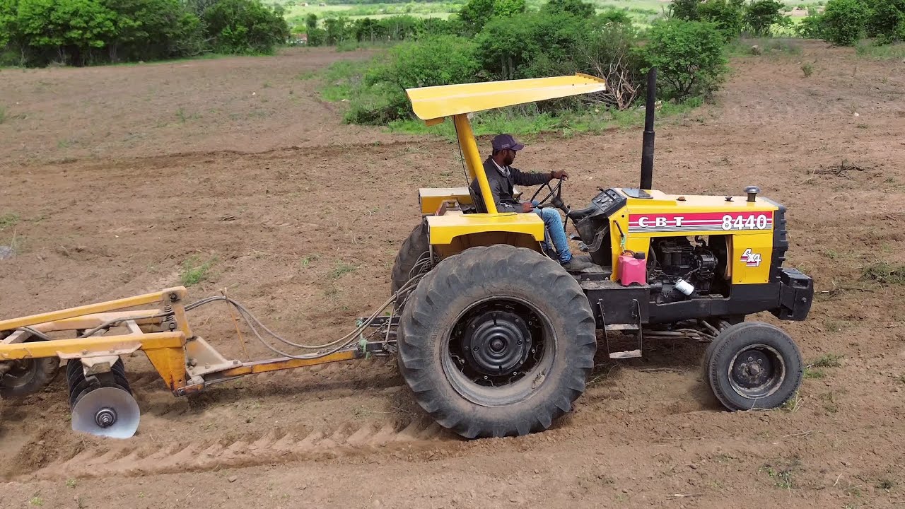 Trator cbt 8440 gradeando uma terra no distrito do logradouro de cacimba de dentro pb