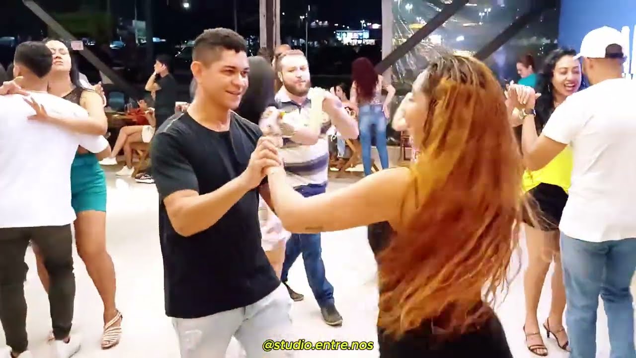 Ele chamou a ruiva para dançar, mas ela é professora! Conseguiu dançar com ela?