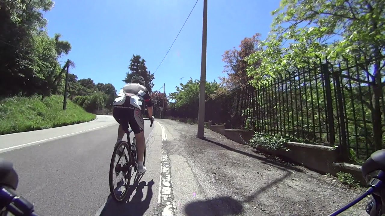 Triban 120 disc cicloturismo VS bici da corsa pro in salita