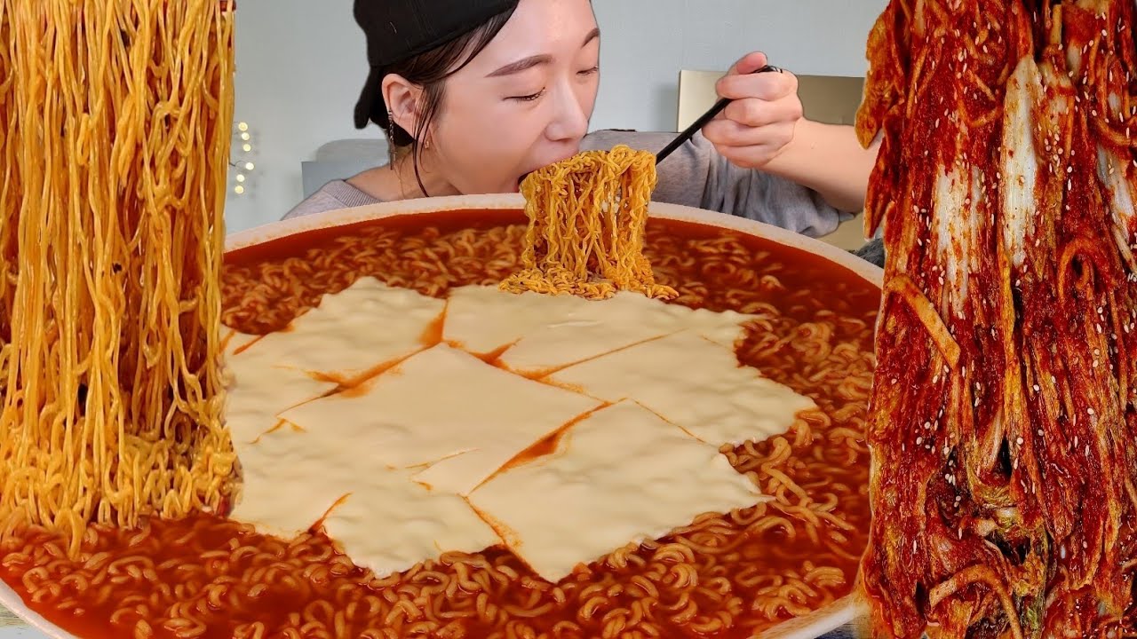 ASMR 꾸~덕 하고 고~소한 🧀🍜 매운치즈라면 김치 리얼먹방 :) Spicy ramen Cheese ramen Kimchi MUKBANG