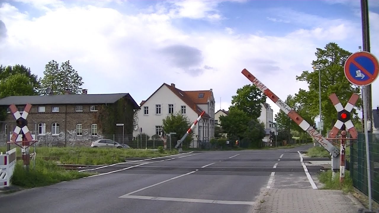 Spoorwegovergang Petershagen/Eggersdorf (D) // Railroad crossing // Bahnübergang