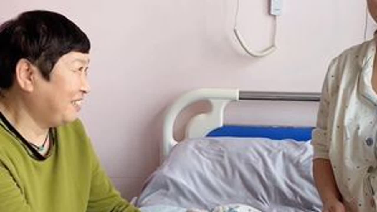 婆婆终于抱上了大胖孙子，高兴的合不拢嘴，还悄悄给阿雪准备了大红包