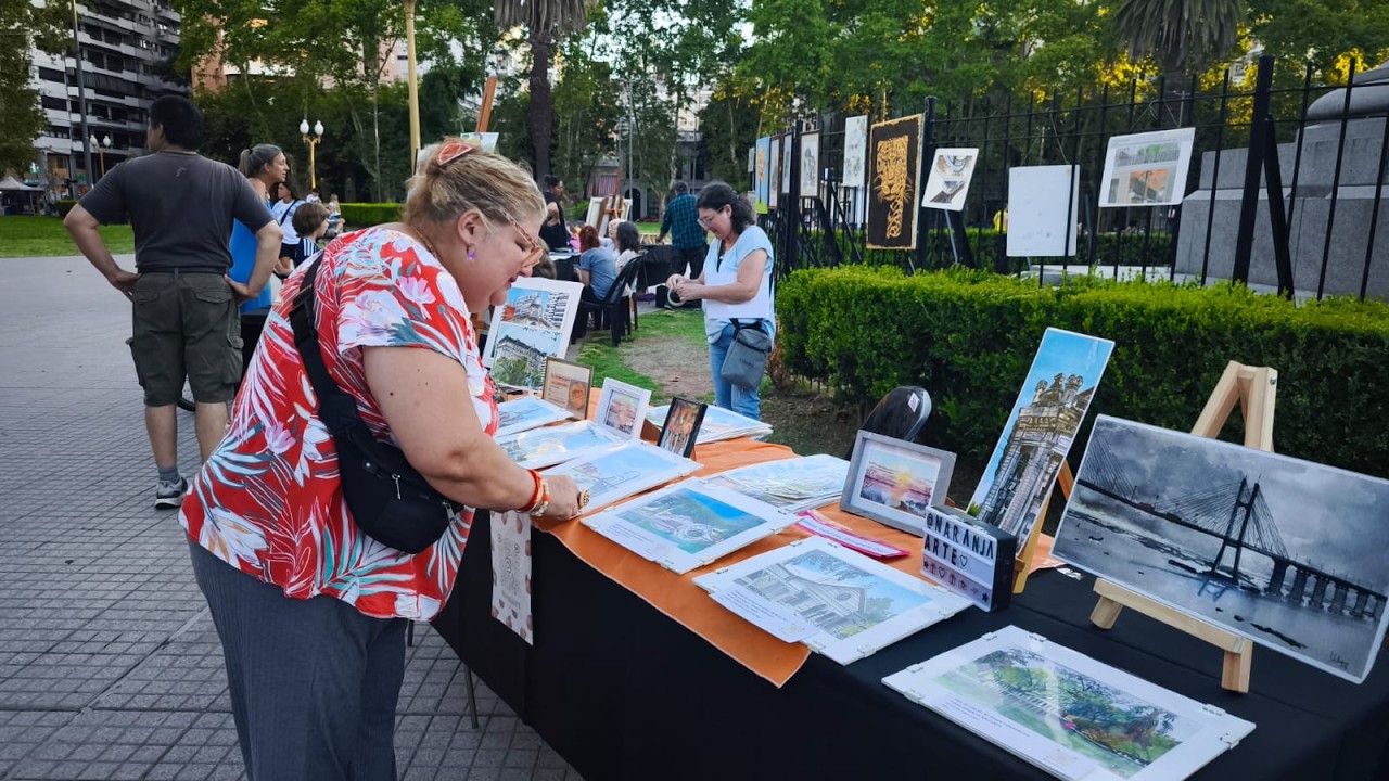En la previa de la Noche de los Museos, unos veinte artistas expusieron en Plaza San Martín