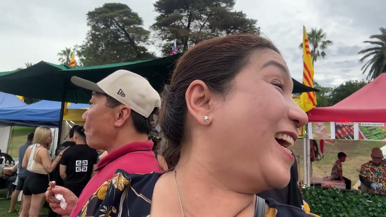 Hội chợ chợ tết của cộng đồng tổ chức  ở Footscray Park bán rất nhiều đồ ăn vặt - Cuộc Sống Ở Úc 🇦🇺 