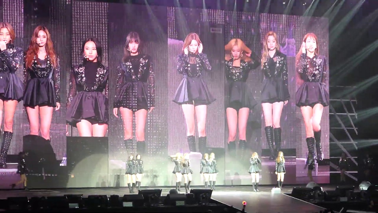 TWICE - Intro + STUCK IN MY HEAD @ TWICELIGHTS World Tour: Los Angeles (7/17/19)