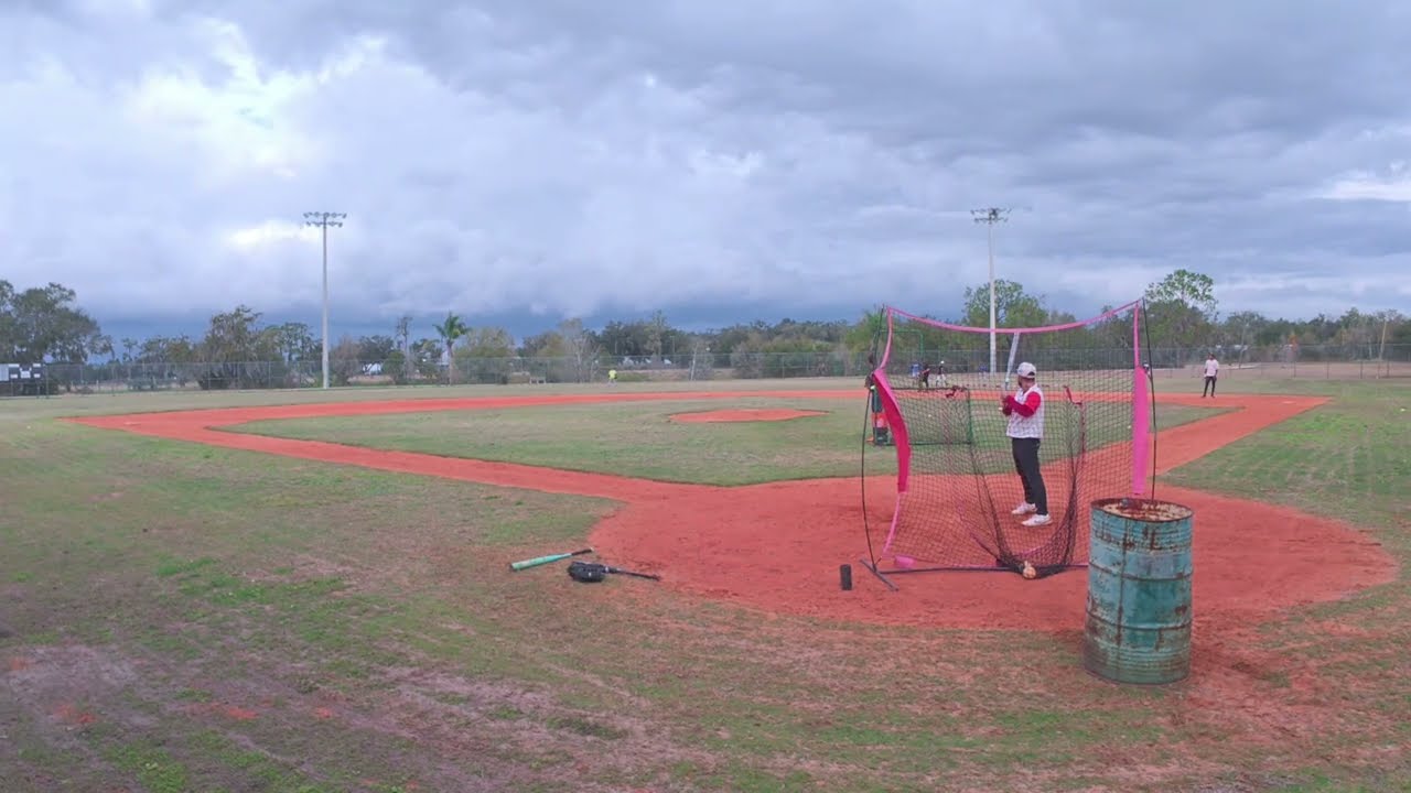 E l zurdo practica de bateo softball 