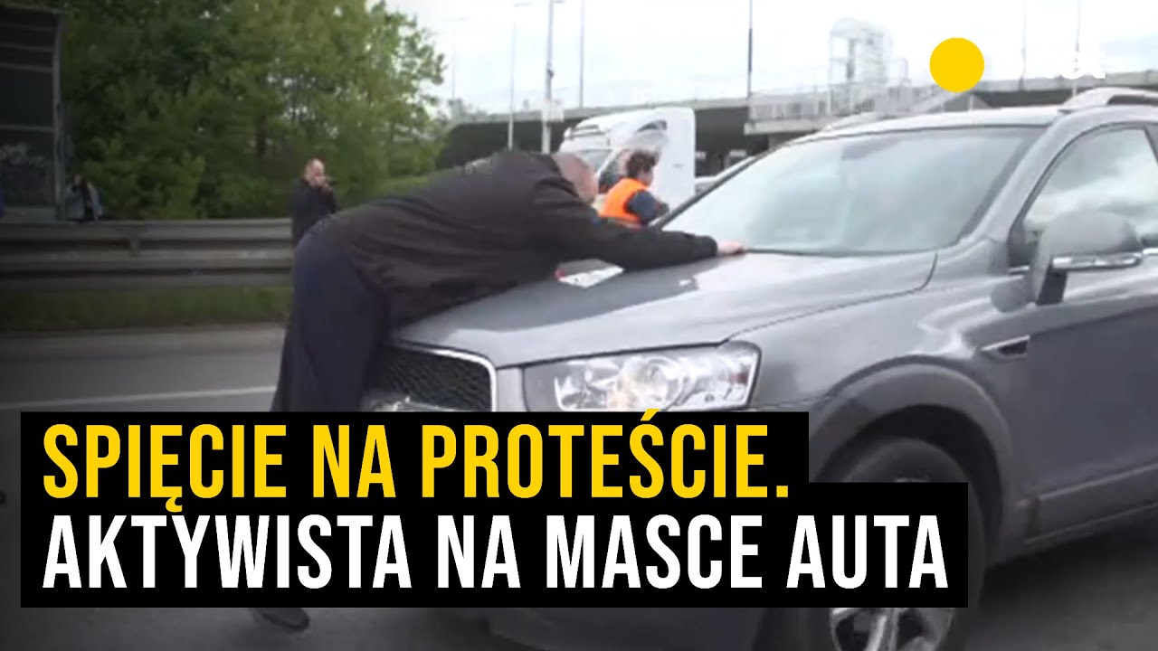 Ostatnie Pokolenie zablokowało arterię miasta. Kierowca poruszał się z aktywistą na masce samochodu