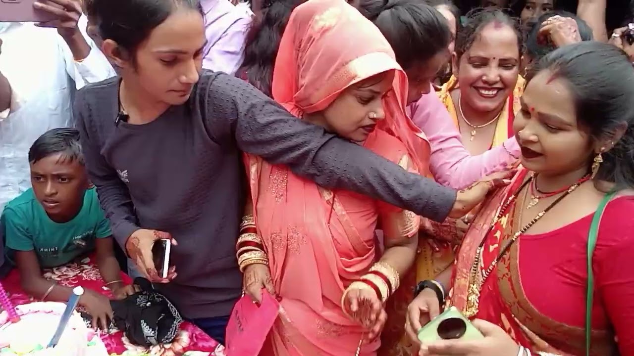 दोस्तों आज हम आए हैं मोनू भैया के बर्थडे में
