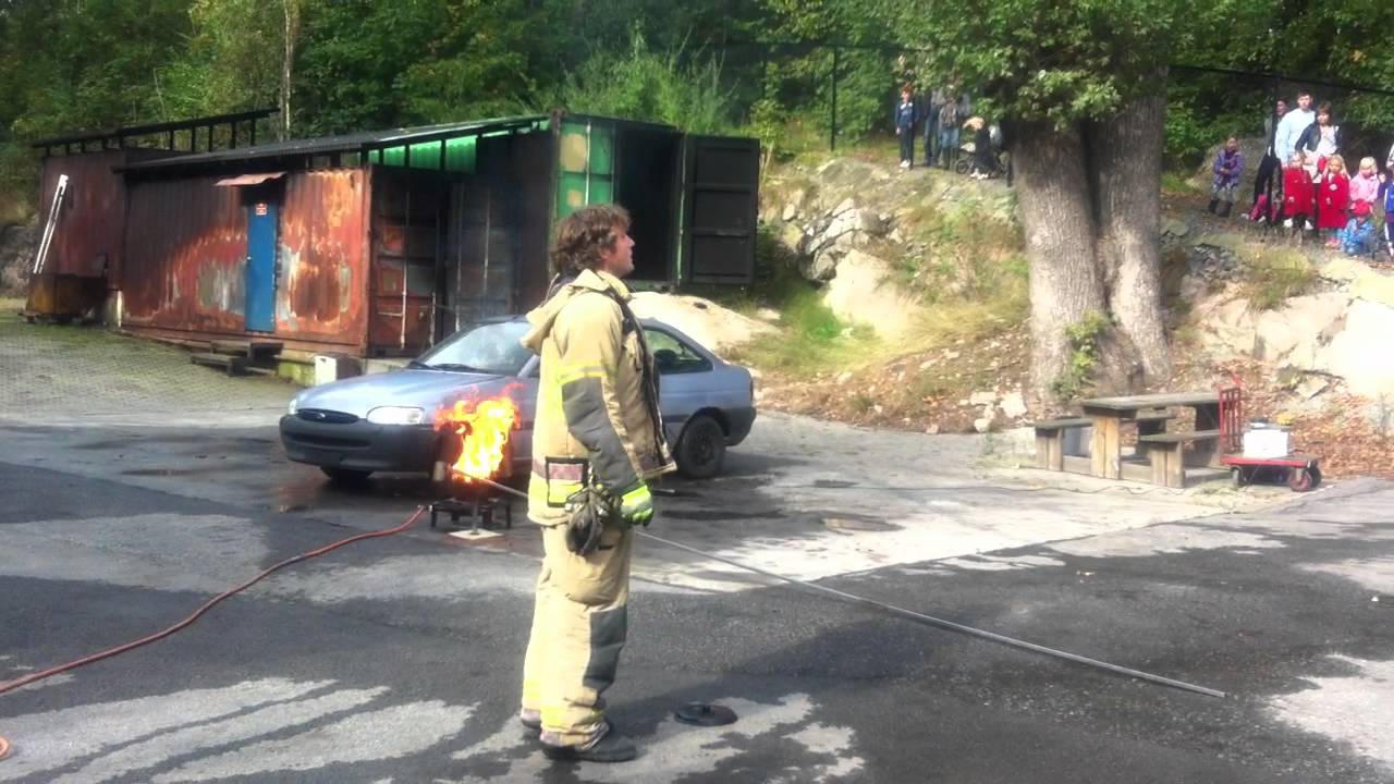 Skien brannvesen demonstrerer slukking av brann i frityrolje med vann
