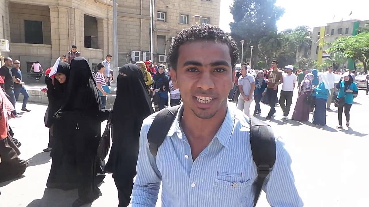 طالب يعترض على امتحانات المعادلة بكلية التجارة