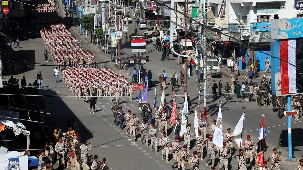 العرض العسكري المهيب الذي نفذته وحدات رمزية عسكرية وأمنية في محور تعز بمناسبة ذكرى ثورة 14 من أكتوبر