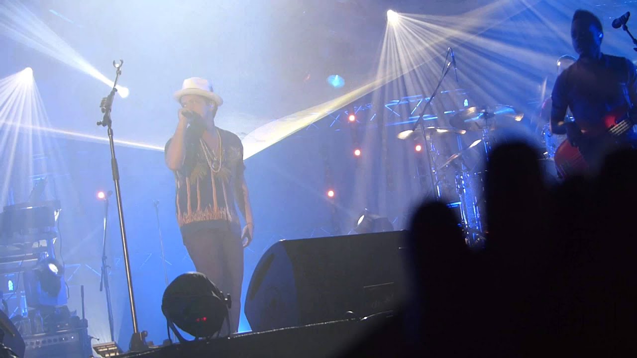 BRUNO MARS (Live in Dubai) - Moonshine & Natalie
