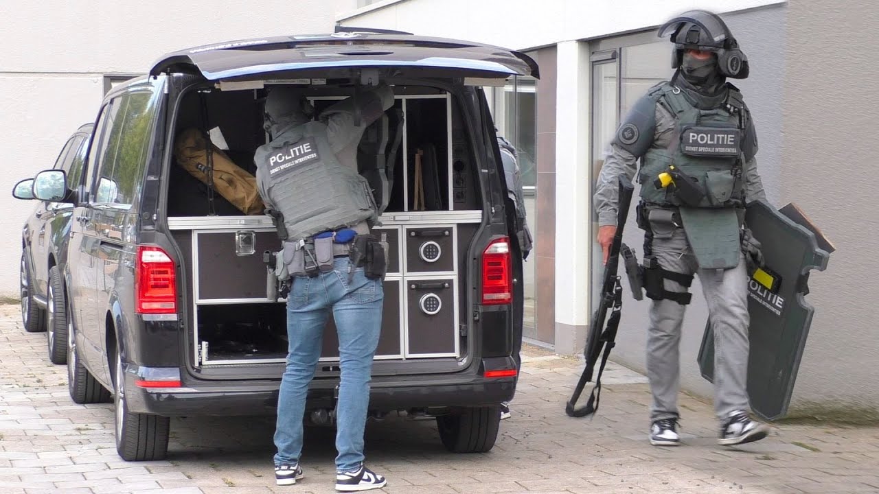 Arrestatieteam [Dienst Speciale Interventies] houdt man aan in woning na schietpartij in Middelburg!