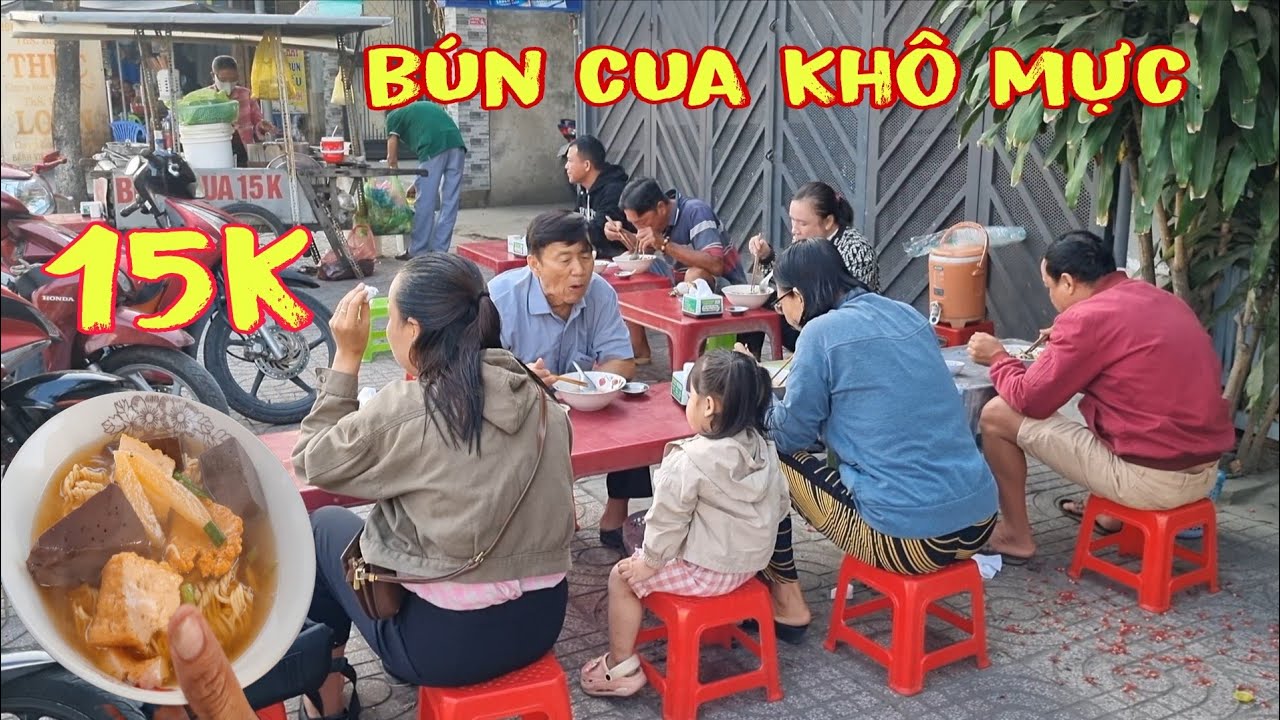 Sốc 'Xe bún cua khô mực có cả huyết bò và tàu hủ 15k dành cho người lao động 