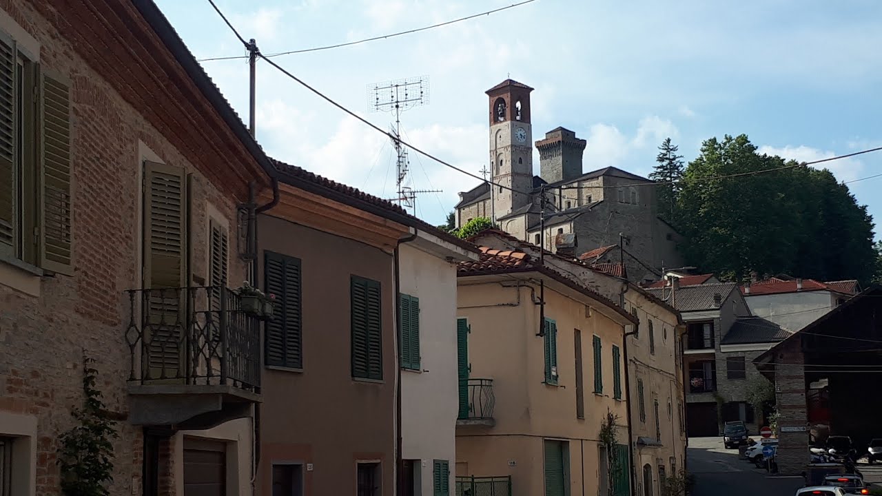 Estate 2024: verdi colline a Murazzano. 2024 summer: green hills and the village of Murazzano.