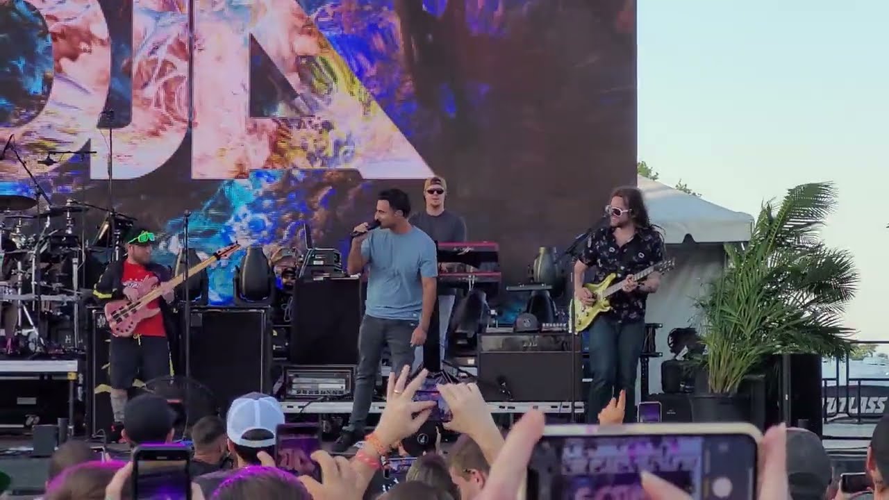 SOJA jams 