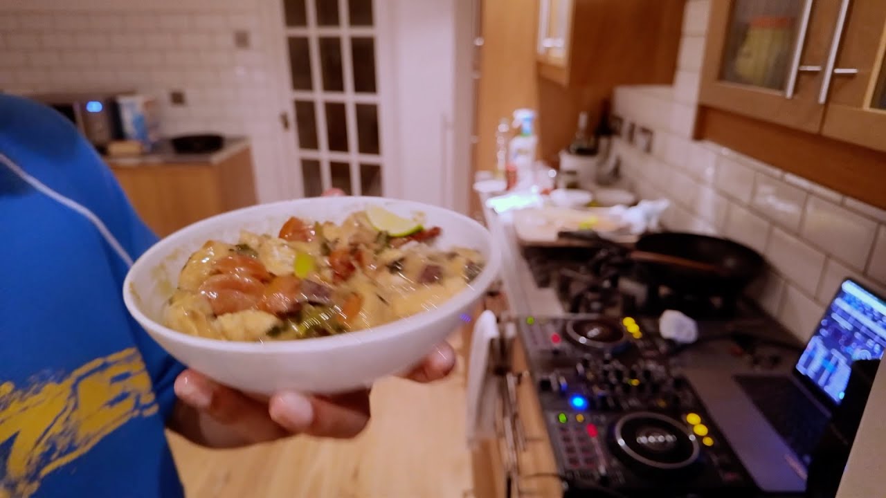 GARAGE AND GREEN CURRY
