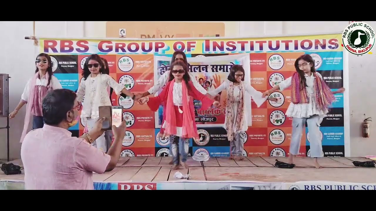 नन्हे कलाकारों के द्वारा शानदार प्रदर्शन 