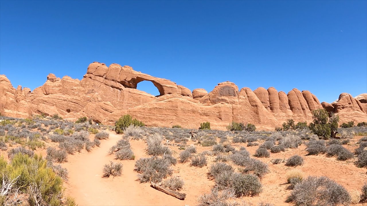 Must do easy hikes in Arches National Park Utah / hiking Utah's National Parks